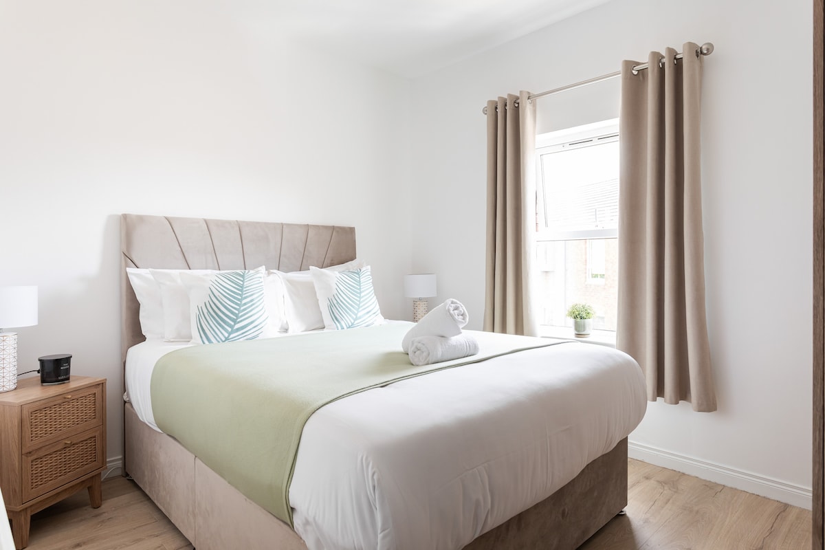 Стилна, но удобна спалня за почивка след дълъг ден на приключения. Уютно легло, чисто спално бельо, удобно одеяло и нощна масичка. Ще спите като бебе.