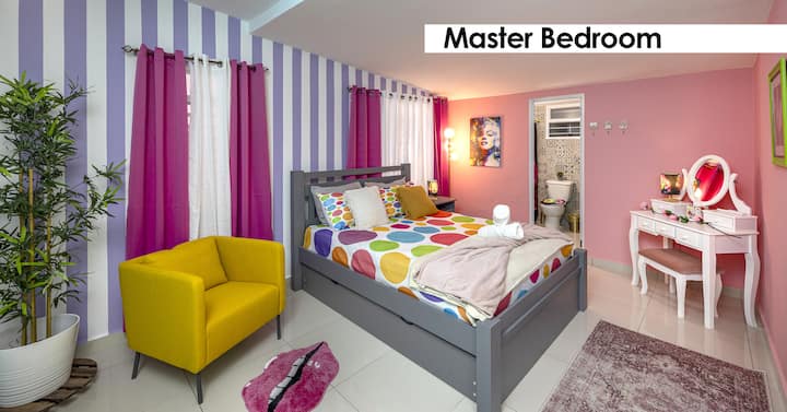 Hlavná spálňa s rozkladacou posteľou a hlavnou kúpeľňou.