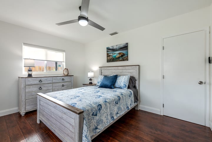 Acogedor tercer dormitorio con una lujosa cama tamaño queen, una decoración acogedora y un ambiente relajante para una gran noche de sueño.