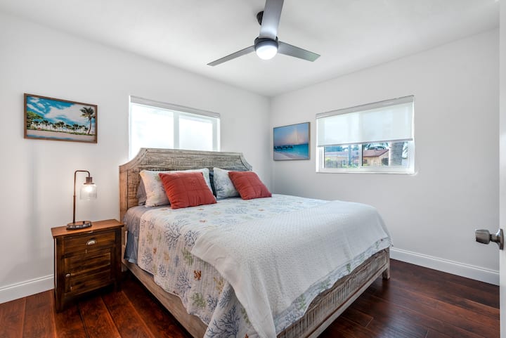 Acogedor segundo dormitorio con una cómoda cama tamaño king, decoración hogareña, suelos de madera duradera y ambiente tranquilo. 

