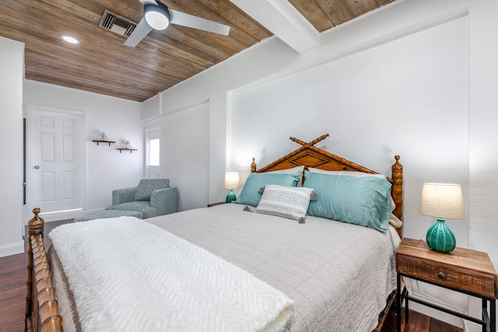 ¡Amplio dormitorio principal con baño privado, TV 4K, ropa de cama de lujo y un refugio perfecto para relajarse!