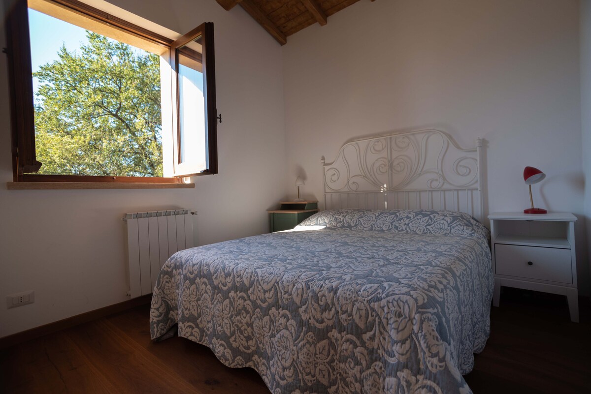 غرفة النوم الرئيسية في الطابق الأول