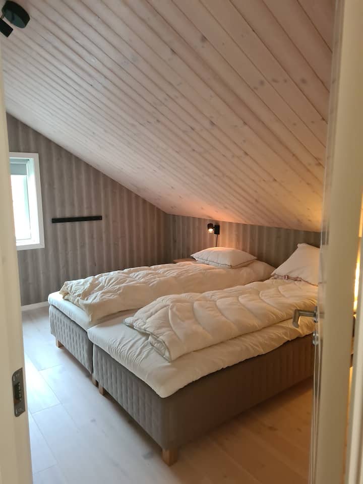 Al piano superiore, due letti singoli.