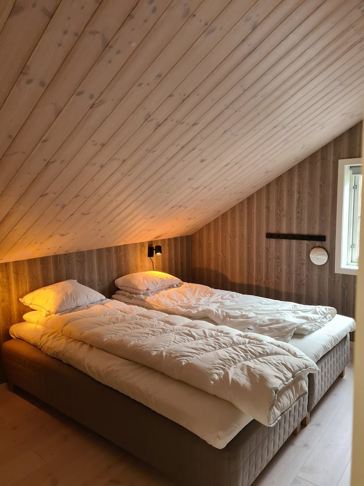 Al piano superiore, due letti singoli.