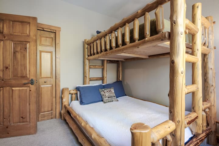 2. spavaća soba nalazi se na glavnoj etaži s bračnim krevetom iznad bračnog kreveta.  