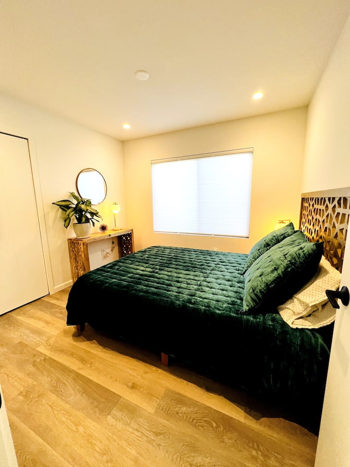 Godoro la malkia la povu la kumbukumbu lenye matandiko ya kifahari.