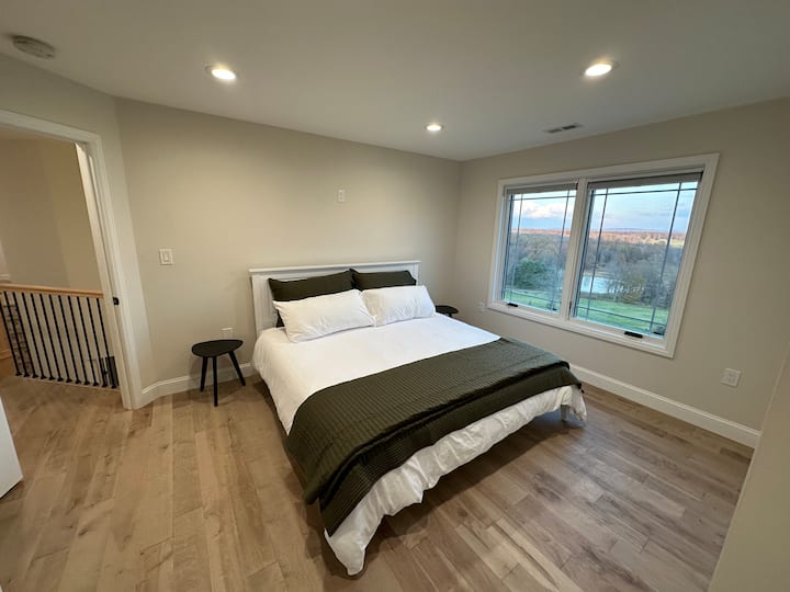 Dhoma e gjumit 4 me dyshek King Size Tuft & Needle, dollap me rrota dhe pamje të mrekullueshme të Luginës Hudson