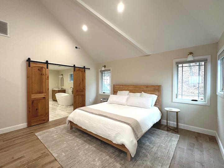 Dhoma kryesore e gjumit #1 me dyshek King Size Tuft & Needle.