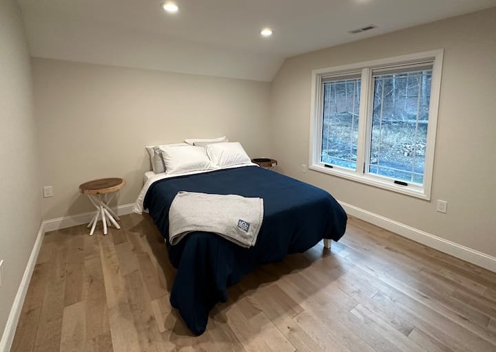 Dhoma e gjumit 5 me krevat "Queen Size", shëtitje në dollap dhe pamje nga pylli në oborrin e pasmë. 