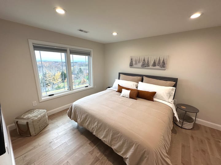 Dhoma e gjumit 3 me dyshek me shtroja në Bruklin të madhësisë King dhe televizor inteligjent 50 inç Samsung. Përfshihet pamja e vrasësit.