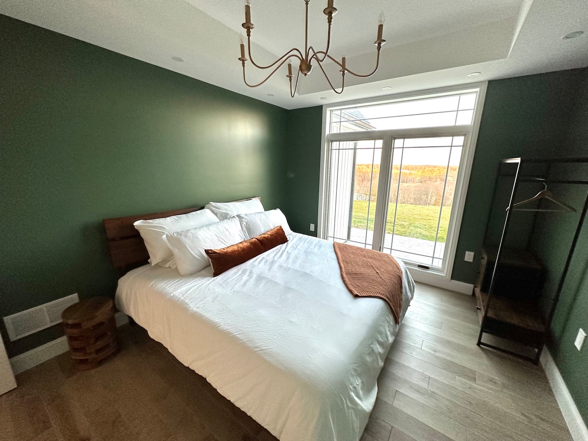 Спална соба 6 на главниот кат со брачен кревет (широк 150-179 см) и игла. Има неверојатен поглед кон долината. Влез со две врати. Сите соби имаат подлога за полнење на ноќните шкафчиња за вашиот уред.