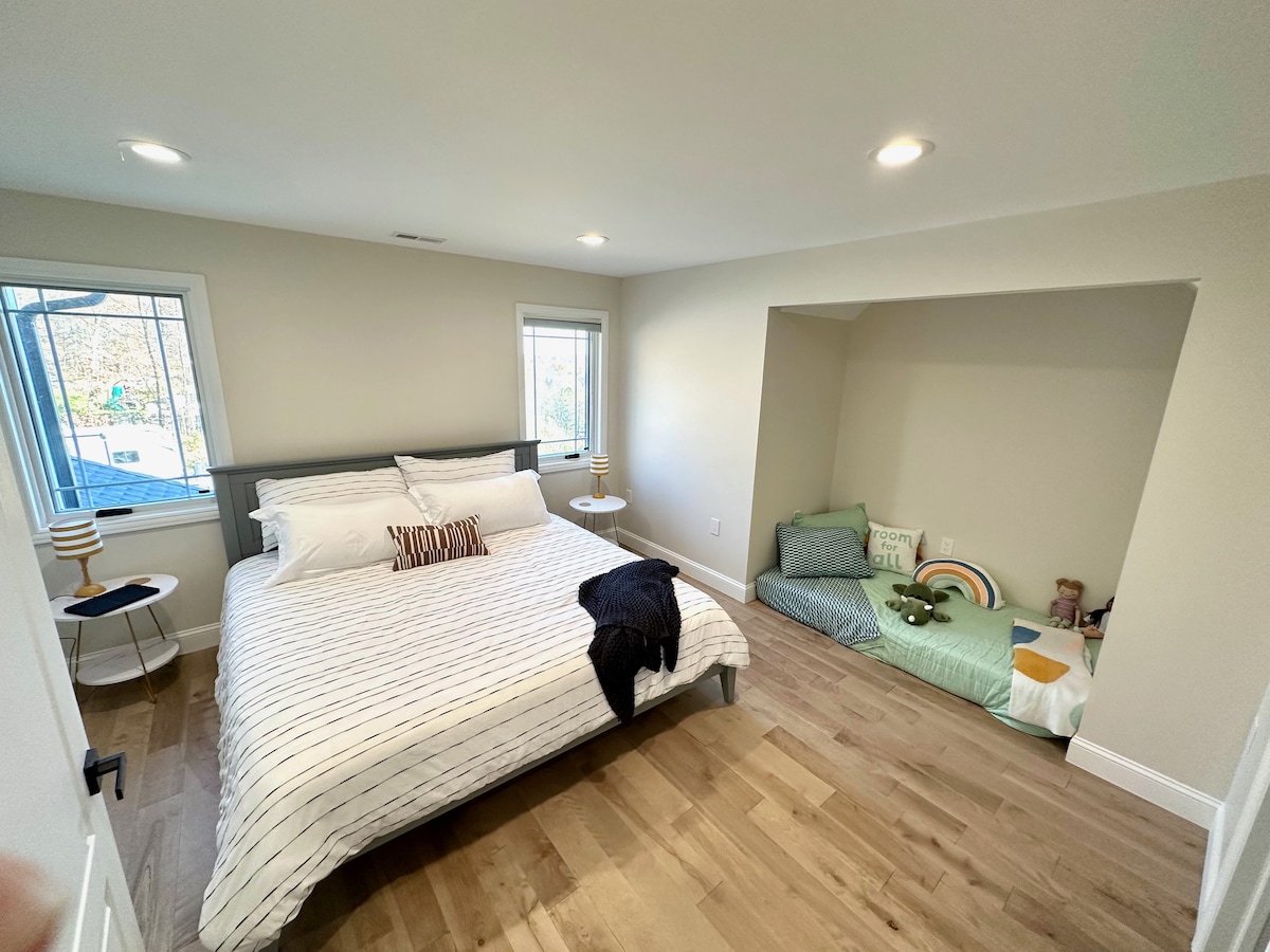 Спална соба 2 со брачен кревет и мала двокреветна соба во катче. Душек за постелнина во Бруклин и Tuft & Needle. Оваа спална соба, исто така, има приватна бања и плакар. 