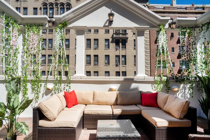 Gorgeous Triplex w/ Roof Deck – Luxury 5 Star Stay gallery image 5