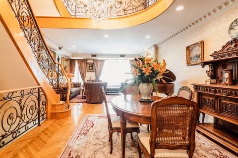 Gorgeous Triplex w/ Roof Deck - Luxury 5 Star Stay