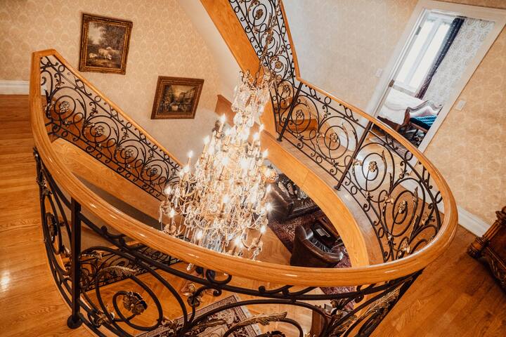 Gorgeous Triplex w/ Roof Deck – Luxury 5 Star Stay gallery image 3