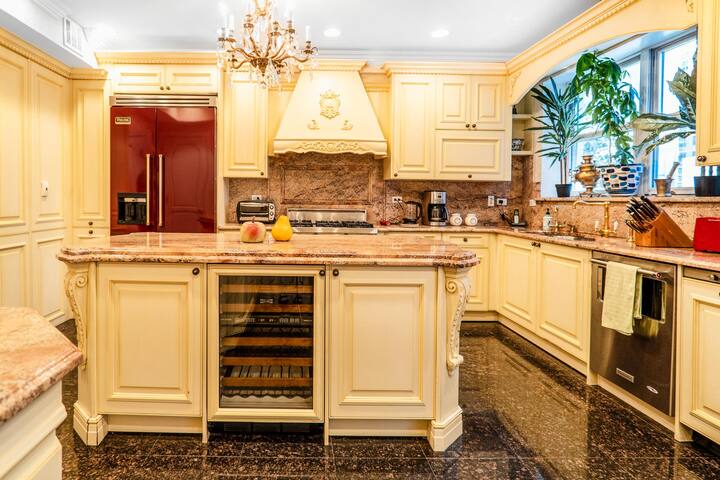 Gorgeous Triplex w/ Roof Deck – Luxury 5 Star Stay gallery image 4