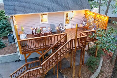 Creekside Home w/ Fire Pit, Deck
