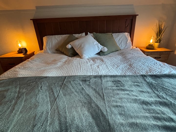 Profitez d'un lit king size tout en admirant la vue sur Okanagan.