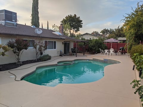 Nice cozy home with a pool and jacuzzi