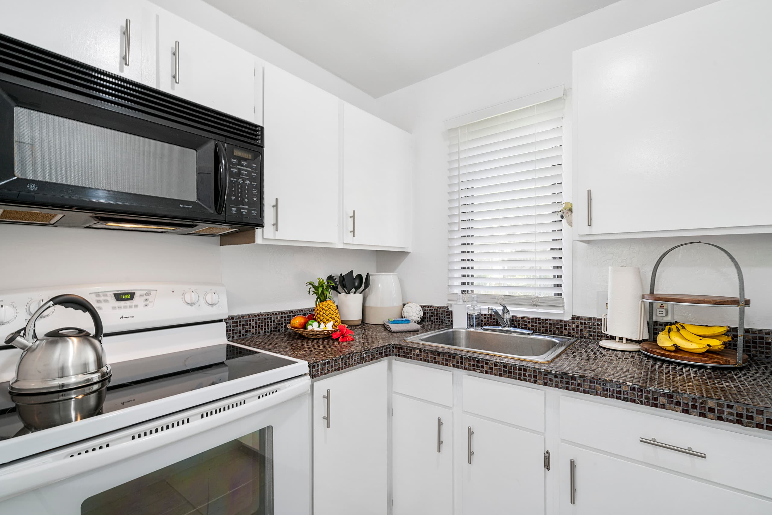Condo in Kailua-Kona · ★4.85 · Studio · 1 bed · 1 bath - Image 3
