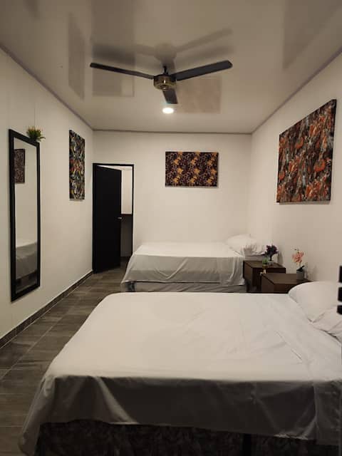 Spacious and private room- Beautiful country estate