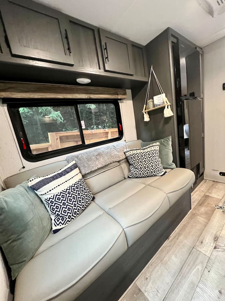 Kauč se sklapa na nešto veći od kreveta za dvije osobe.