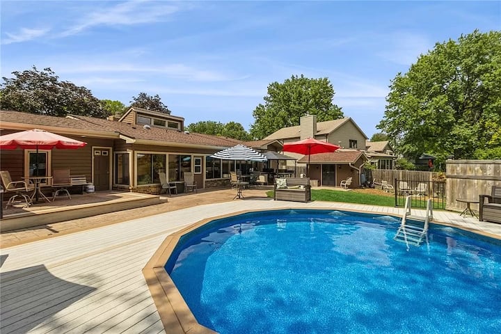 Big Groups/Pool/Hot tub/Large backyard/Fire Pit