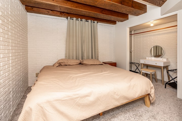 Ქვედა დონის საძინებელი აყვავებული თეთრეულით, სხივის ჭერითა და ფართო კარადაში არსებული ამაოებით, რომელიც უზრუნველყოფს როგორც კომფორტს, ისე კომფორტს.
