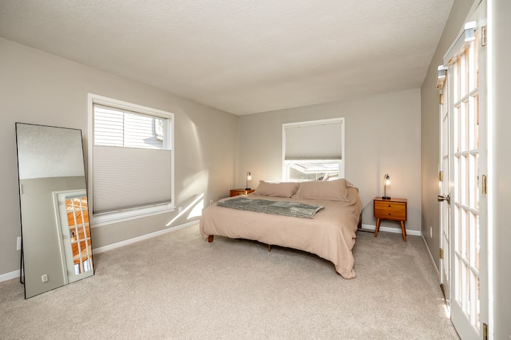 Ფართო ძირითადი საძინებელი დიდი ზომის საწოლით, პლუშის ხალიჩით, დიდი ტელევიზორით და ცალკე სააბაზანოთი, რომელიც გთავაზობთ კომფორტსა და განმარტოებას მშვიდი სტუმრობისთვის.
