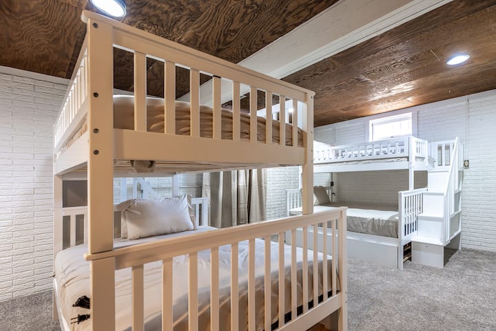 Ორსართულიანი ოთახი რამდენიმე ორსართულიანი საწოლით, თითოეული მათგანი აღჭურვილია სრული საწოლებით და ორადგილიანი საწოლებით, რომლებიც იდეალურია ბავშვებისთვის ან უფრო დიდი ჯგუფებისთვის.
