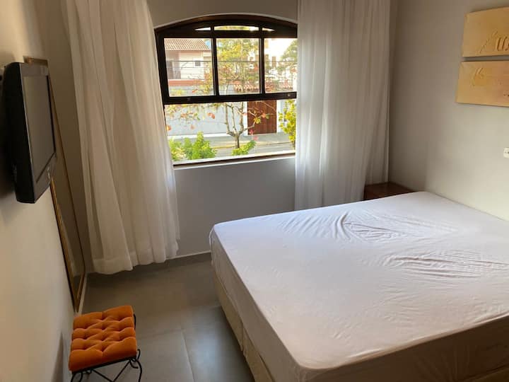 双人卧室，配备标准双人床和电视