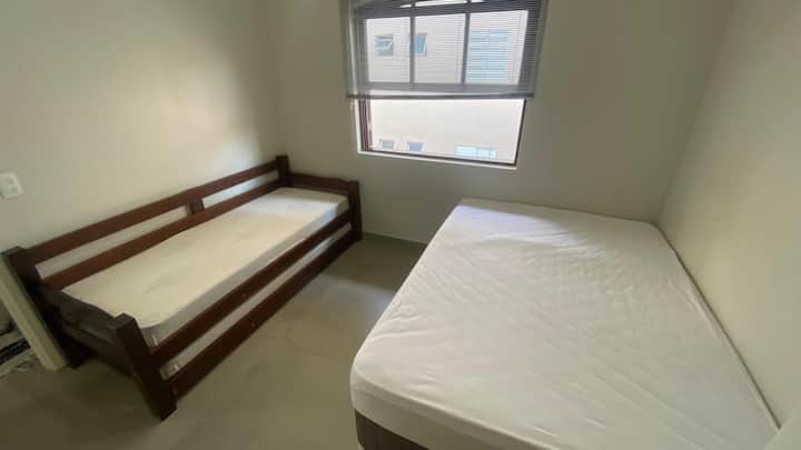 第二间客房配有1张双人床和1张双人床