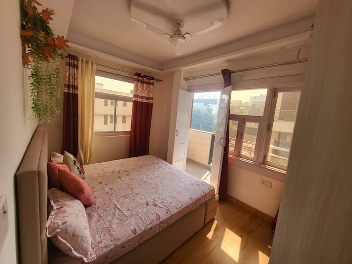 غرفة نوم ثانية مع خزانة وإمكانية الدخول إلى الشرفة. نافذتان كبيرتان