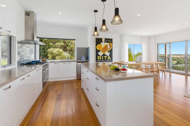 Moonah Views Luxury Getaway with Jacuzzi gallery image 5