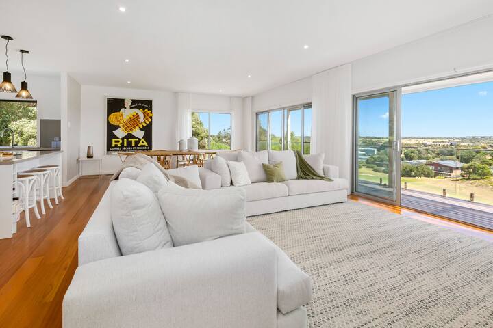 Moonah Views Luxury Getaway with Jacuzzi gallery image 2