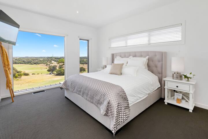 Moonah Views Luxury Getaway with Jacuzzi gallery image 3