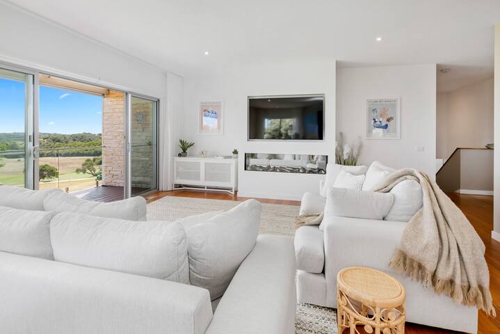 Moonah Views Luxury Getaway with Jacuzzi