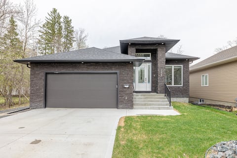 Luxury Bright 5 Bedroom Bungalow (Great Location)