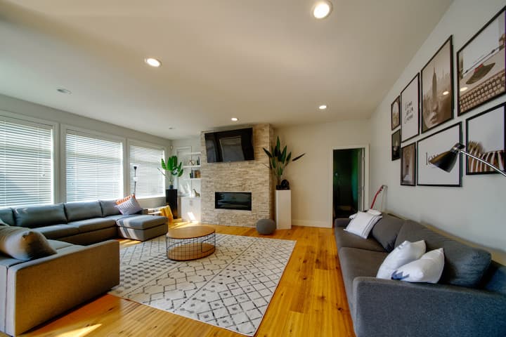 Huge Home! Sleeps 21, Lake, Gym, Hottub, Game Room - Abbotsford
