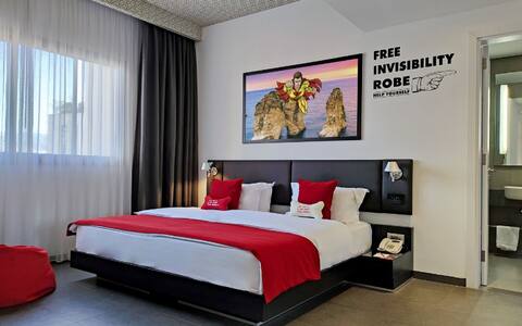 The Smallville Hotel - Deluxe King Room