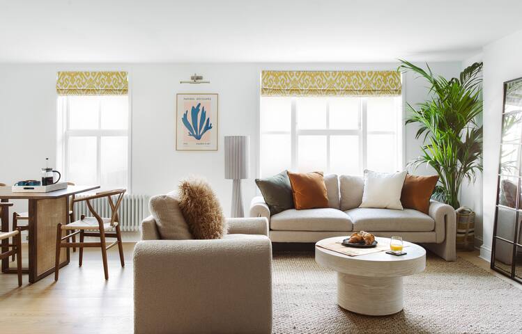 Notting Hill Mews House, sleeps 8 gallery image 2