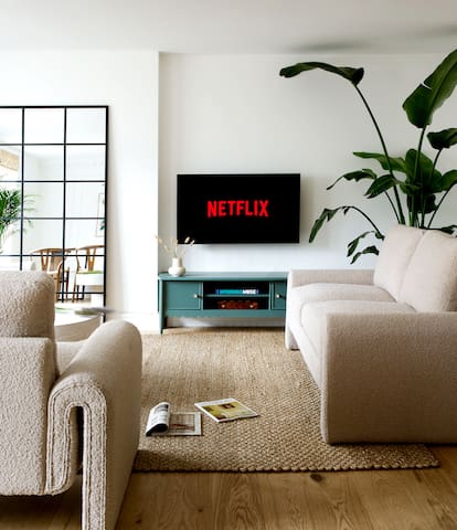 Notting Hill Mews House, sleeps 8 gallery image 4