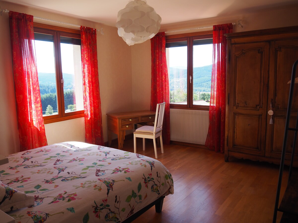 në të njëjtin nivel me dhomën e ngrënies, një korridor shërben për dhomën Sacha dhe Marceau 
 në total 2 shtretër parapluis janë në dispozicion për ju.