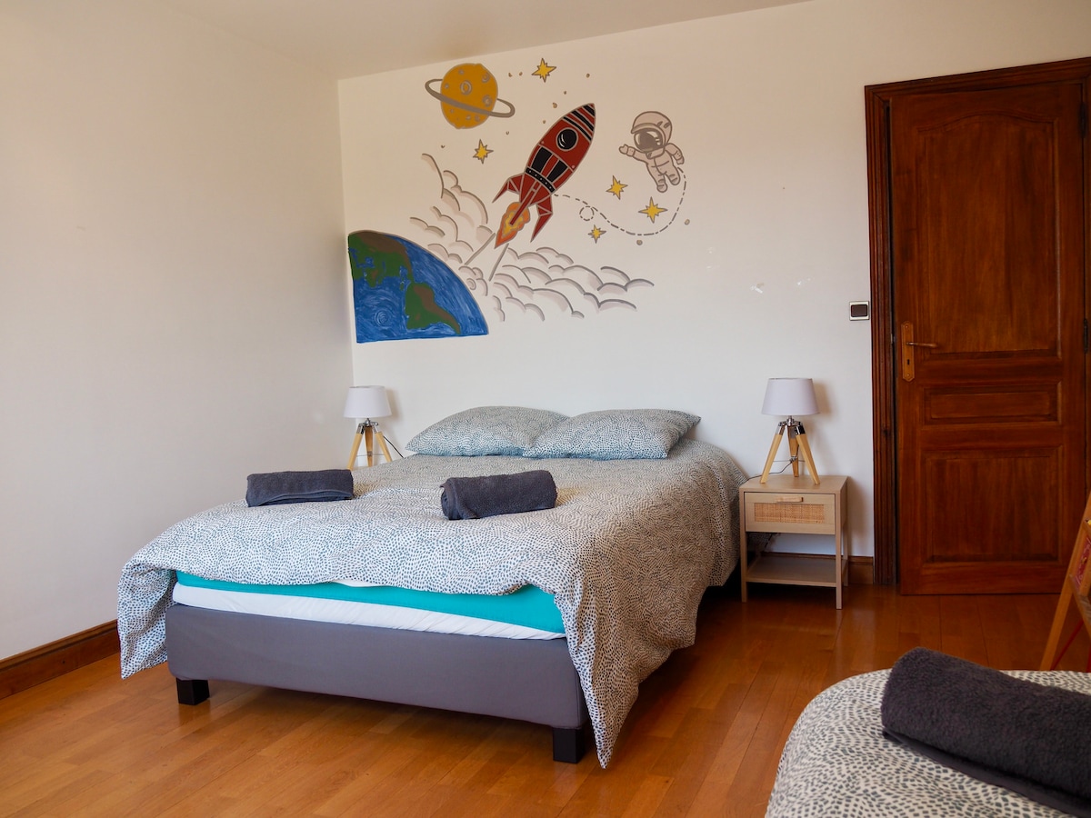 në të njëjtin nivel me dhomën e ngrënies, një korridor i shërben dhomës Marceau të pajisur me një krevat 140/200 dhe një krevat 90/190
 në total 2 krevate ombrellë janë në dispozicionin tënd
