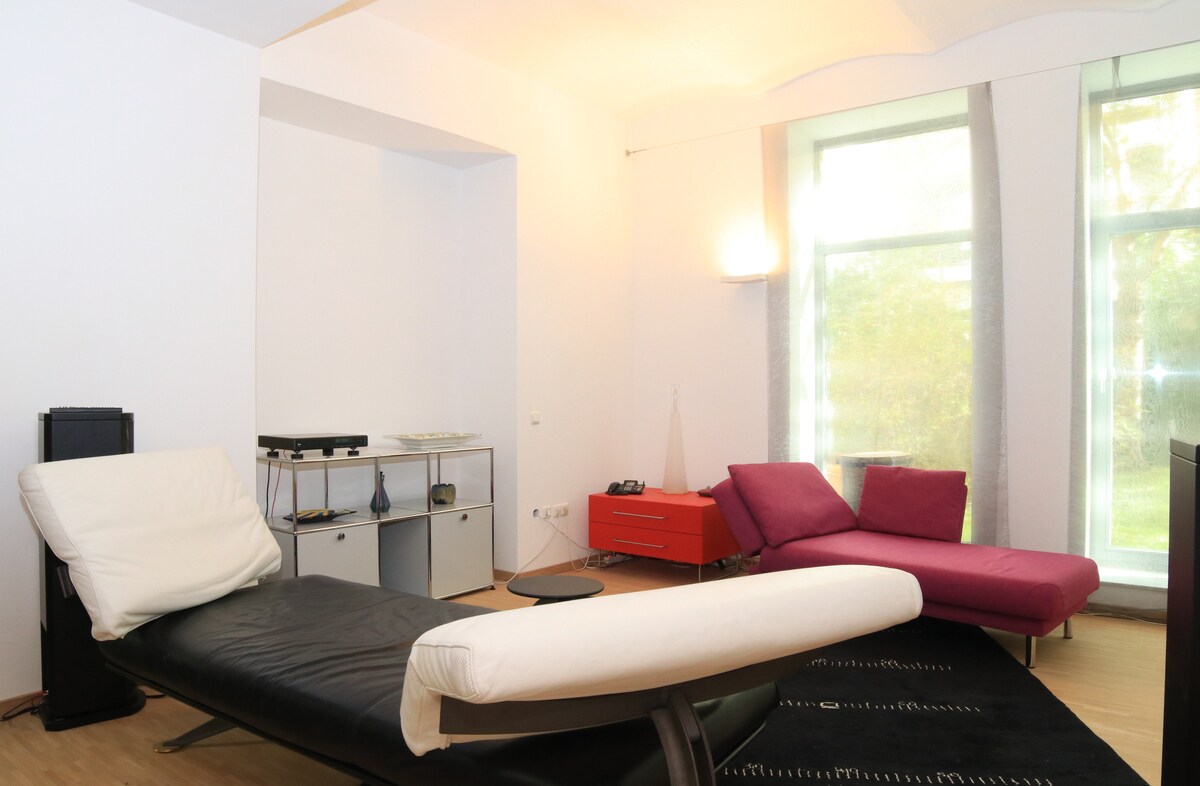 Top Airbnb: Industrial Spacious Loft for 4 in Westend