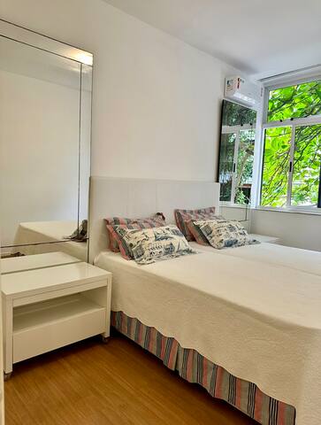 Apto Leblon 1/2 quadra da praia gallery image 5