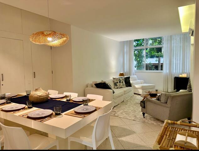 Apto Leblon 1/2 quadra da praia