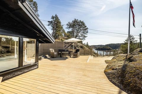 Great cabin with sea view!