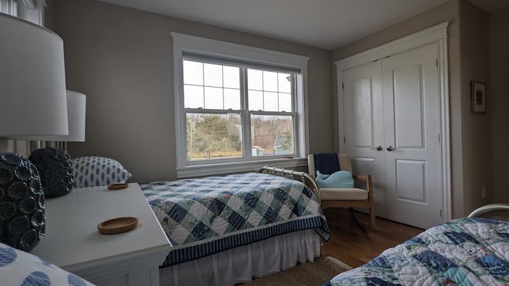 Kindred Spirits met charmante twee eenpersoonsbedden voeden de dromen van je kinderen, maar zijn net zo comfortabel voor volwassenen. Deze bedden zijn ook voorzien van Springwell Serenity chiropractische matrassen.