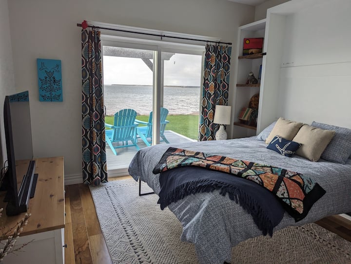 Op de begane grond beschikt Sea Change Cottage over een queensize bed met eigen toegang tot het dek. Houd de 50" smart-tv voor jezelf of verplaats hem (voorzichtig!) naar de woonkamerhaard voor familiefilmavond. 